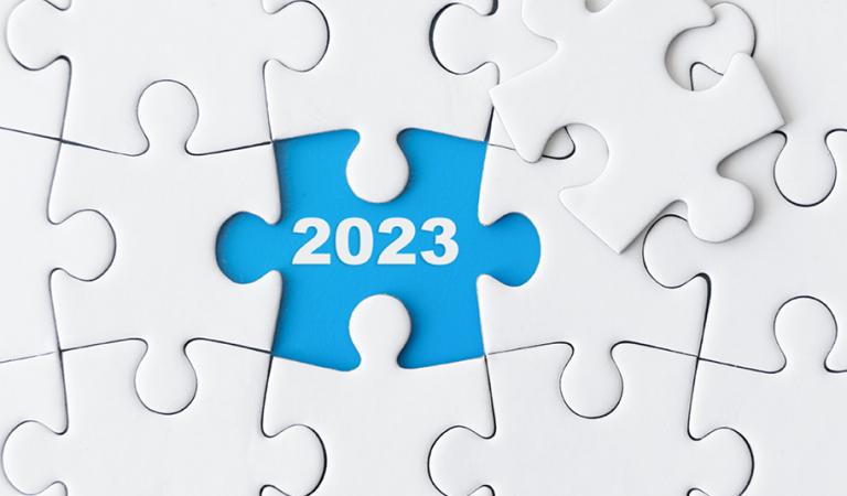 Apri il puzzle bianco con l'anno 2023